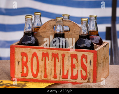 Sechs Flaschen Bier in einer alten Bierkiste. Bild von Jim Holden. Stockfoto