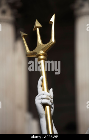 Detail von der Statue am St. Pauls Kathedrale in London Stockfoto