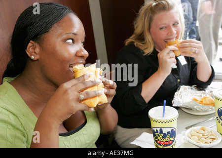 Cincinnati Ohio, Skyline Chili, Restaurant Restaurants Essen Essen Essen Essen Essen essen Café Cafés Bistro, Black Blacks Afrikanische Afrikaner ethnische Minderheit, Erwachsene adul Stockfoto