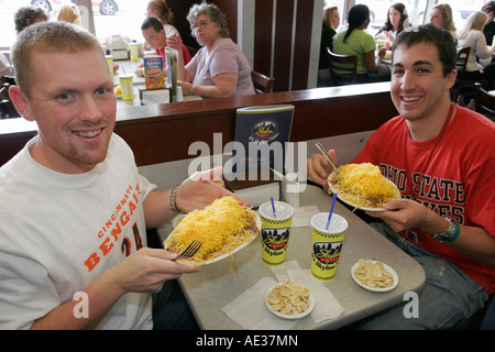 Cincinnati Ohio, Skyline Chili, Restaurant Restaurants Essen Essen Essen Essen Cafe Cafés, lächelnde Männer, Tisch, Käse, Teller, Gericht, Essen, OH070727024 Stockfoto