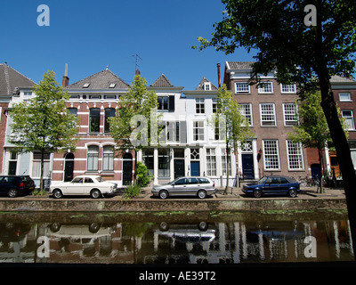 Typische traditionelle niederländische Häuser entlang der Oude Delft Kanal in der Altstadt von Delft Niederlande Stockfoto