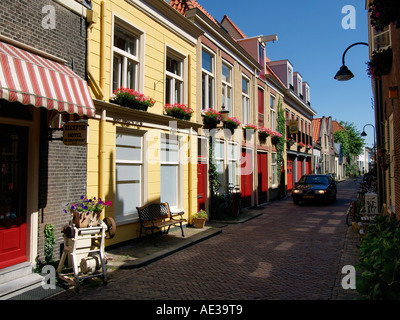 die Trompetstraat eine sehr bunte Straße in der Altstadt von Delft Zuid Holland Niederlande Stockfoto