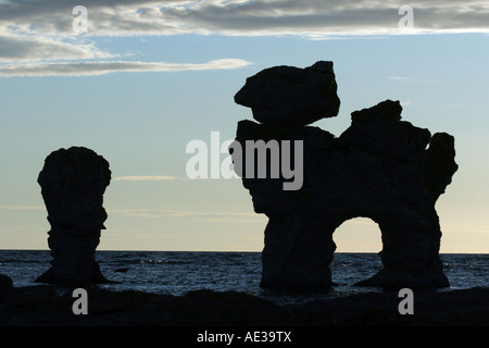 Natürliche Seastacks in Fårö, Gotland genannt Rauks. Diese Rauk ist eines der berühmtesten stehend im Wasser Gamla Hamnøya Stockfoto
