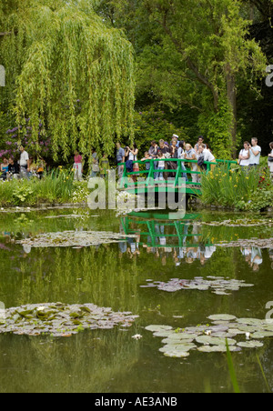 Besucher in den Wassergarten in Monets Garten von Giverney Stockfoto