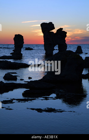 Natürliche Seastacks in Fårö, Gotland genannt Rauks. Diese Rauk ist eines der berühmtesten, stehend im Wasser Gamla Hamnøya. Stockfoto