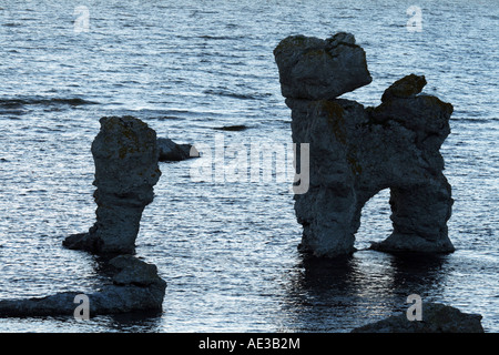 Natürliche Seastacks in Fårö, Gotland genannt Rauks. Diese Rauk ist eines der berühmtesten, stehend im Wasser Gamla Hamnøya. Stockfoto