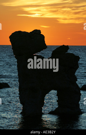 Natürliche Seastacks in Fårö, Gotland genannt Rauks. Diese Rauk ist eines der berühmtesten, stehend im Wasser Gamla Hamnøya. Stockfoto