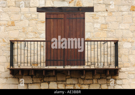 Balkon mit einer Tür in einer Steinmauer Stockfoto