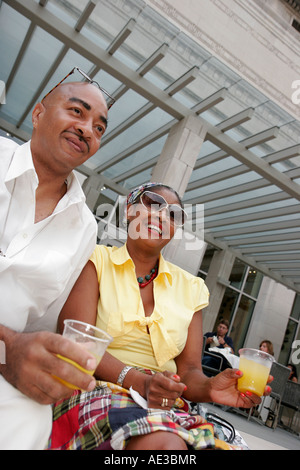 Cincinnati Ohio, Kunstmuseum, Jazz-Picknick im Innenhof, lächelnd, Schwarze, afrikanische Afrikaner, ethnische Minderheit, Paar, Erwachsene, Erwachsene, Publikum, Menschenmenge, Getränk Stockfoto