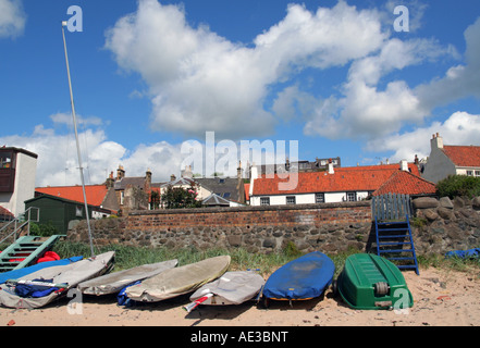 Boote aufgereiht am Strand von Lower Largo in Fife, Schottland. Stockfoto