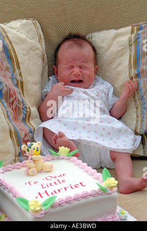 Schreiendes Baby & Kuchen Stockfoto