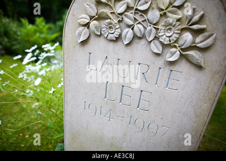 Der Grabstein von Laurie Lee in der Dorf-Kirche Slad Stockfoto