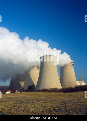 Nottingham, UK. Die riesigen kühltürme des Ratcliffe-on-Soar Kohlekraftwerk Turm in einem nahe gelegenen Bauernhof in den Midlands Stockfoto