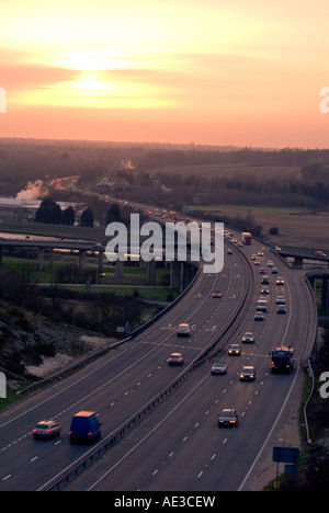 Verkehr, Pkw, LKW, zwei-Wege, drei Lane, Autobahn, Sonnenuntergang, Sussex, UK Stockfoto