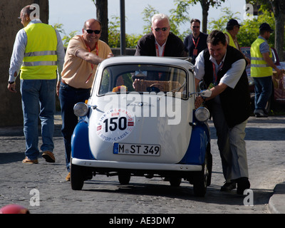 1950 BMW Isetta gedrängt, prüfen Punkt während der Rallye Mille Miglia in Italien Stockfoto