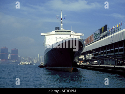 Die berühmte Queen Elizabeth II macht Hafen in Hongkong, China. Stockfoto