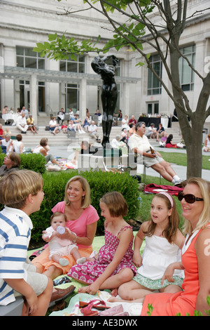 Cincinnati Ohio, Kunstmuseum, Jazz-Picknick im Innenhof, Familien, Eltern, Kinder, Publikum, Publikum, Publikum, OH070725019 Stockfoto