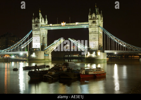 Tower Bridge öffnen in der Nacht in London England UK Stockfoto