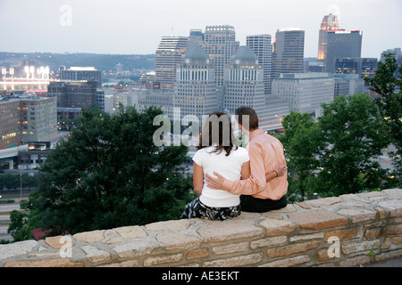 Cincinnati Ohio, Mount Adams, historische Gegend, Skyline der Stadt, Aussicht, Abenddämmerung, Abend, romantisches Paar, Stadion, OH070725050 Stockfoto