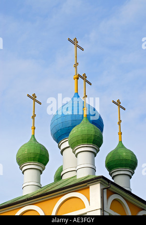 Kuppeln der orthodoxen Kirche der Heiligen Kyrill und Methode in der "drei-Kirche Dorf" von Chudobin, Tschechische Republik Stockfoto