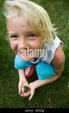 Kaukasische Mädchen (10) hält einen Frosch Stockfoto