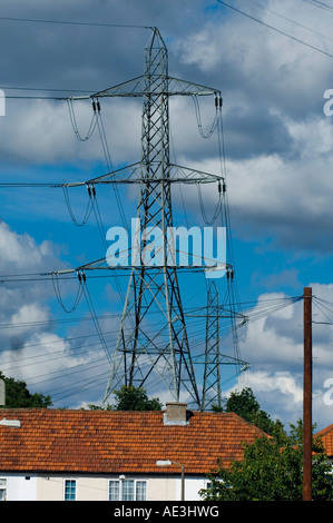 Hochspannung AC Getriebe Pylon in städtischen Wohngebiet Worcester Park Kingston upon Thames Surrey England UK Stockfoto