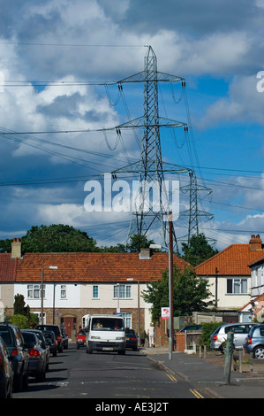 Hochspannung AC Getriebe Pylon in städtischen Wohngebiet Worcester Park Kingston upon Thames Surrey England UK Stockfoto