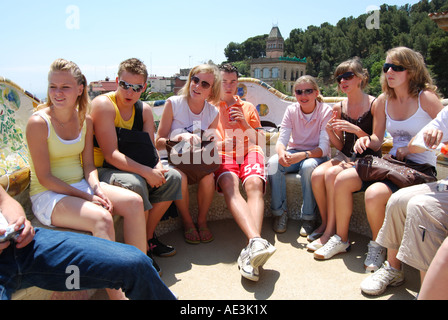 Eine Gruppe von Studenten, die auf Parkbänken im Parc Güell Barcelona sitzen Stockfoto