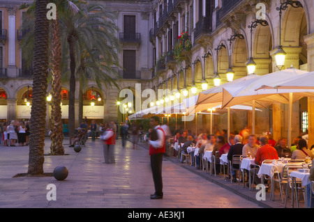 Gäste in einem Restaurant in Placa Real bei Dämmerung das Barri Gotic Altstadt Barcelona-Spanien Stockfoto