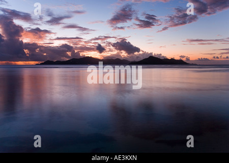 Der Insel Praslin in der Abenddämmerung von Anse Source d Argent La Digue den Seychellen gesehen Stockfoto