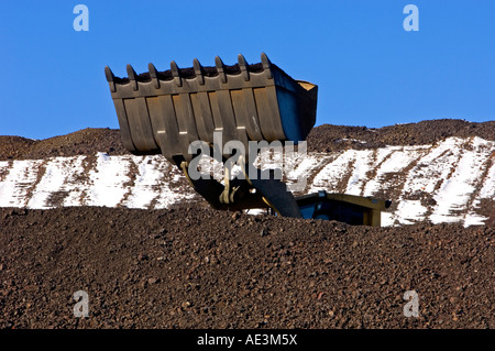 Schlacke Deponie Hang stabilisieren Betrieb mit LKW geladen, Greater Sudbury, Ontario, Kanada Stockfoto