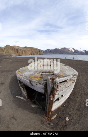 Alte hölzerne Walfang-Boot am Strand von Deception Island Antarktis Stockfoto