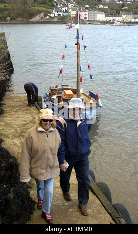 Wanderer auf dem John Musgrave Heritage Trail nutzen die Dittisham Fähren überqueren den Fluss Dart in South Devon Stockfoto