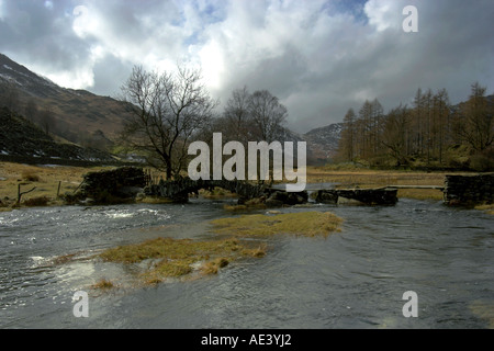 horizontale Landschaftsfoto Slater-Brücke in kleinen Langdale im englischen Lake district Stockfoto