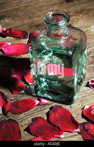 "Rosenblätter" und ein Parfüm-Flasche. Stockfoto