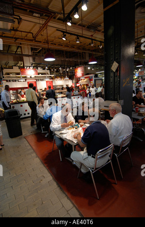 Reading Terminal Market Menschen essen Philadelphia Pennsylvania PA USA Stockfoto