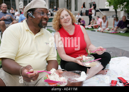 Cincinnati Ohio, Kunstmuseum, Jazz-Picknick im Innenhof, Paar, Erwachsene, Erwachsene, Picknick, Schwarze Schwarze Afrikaner, ethnische Minderheit, Erwachsene Erwachsene Männer Stockfoto