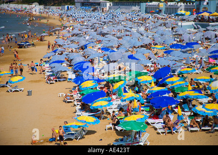 Große Sonnenschirme an einem privaten Strand Antenne Kilyos Schwarzmeer Küste von Istanbul Türkei Stockfoto