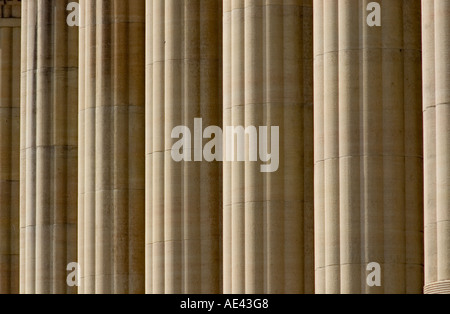 Nahaufnahme von Säulen vor dem Rathaus in Buffalo, New York Stockfoto