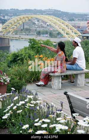 Cincinnati Ohio, Mount Adams historische Nachbarschaft Asiatische Mutter, Mutter, erwachsener Sohn, Ohio River Blick, OH070725045 Stockfoto