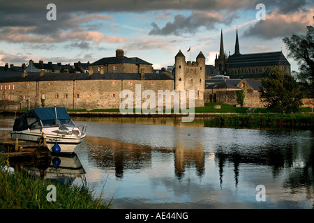 Enniskillen Castle am Ufer des Lough Erne, Enniskillen, Grafschaft Fermanagh, Ulster, Nordirland, Vereinigtes Königreich, Europa Stockfoto