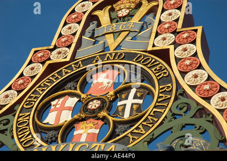 London, Chatham and Dover Railway unterzeichnen auf der alten Blackfriars Railway Bridge London UK Stockfoto