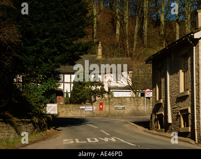 UK Cheshire Pott Shrigley Dorf mit Briefkasten Wand eingelassen, an Kreuzung Stockfoto