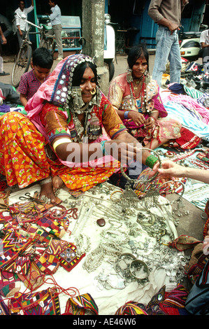 Indien Goa Mapusa Markt Banjara Stammesfrauen Schmuck stall Stockfoto