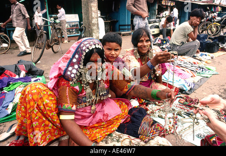 Indien Goa Mapusa Markt Banjara Stammesfrauen Schmuck stall Stockfoto