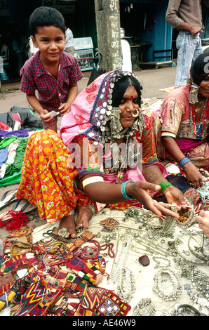 Indien Goa Mapusa Markt Banjara Stammesfrauen Schmuck stall Stockfoto