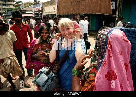 Indien Goa Mapusa Markt Europäerin Tourist bei Bejeweled Banjara Stammes-Frauen Stockfoto