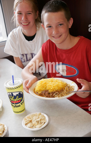 Cincinnati Ohio, Skyline Chili, Restaurant Restaurants Essen Essen Essen Cafe Cafés, junge Jungen männliches Mädchen, Mädchen weibliche Kinder Kindertisch, Käse, Spaghetti, trinken Stockfoto