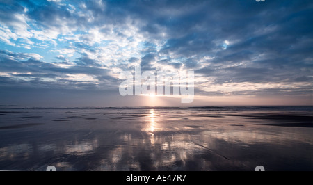 Wunderschönen Sonnenaufgang über Embleton Strand in Northumberland an der Ostküste von England Stockfoto