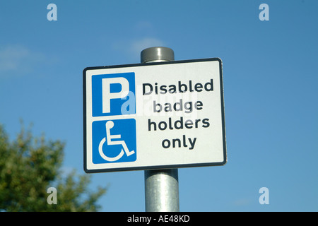 Parkplatz Schild deaktiviert Abzeichen Inhaber im Vereinigten Königreich Stockfoto